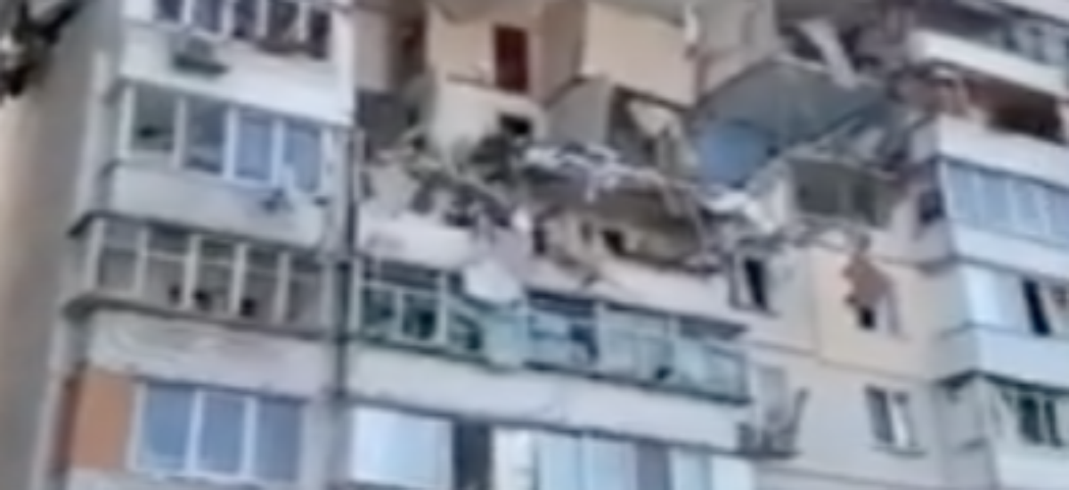 Трагедия на Позняках: Взрывом снесло четыре этажа жилого дома. Что известно на данный момент