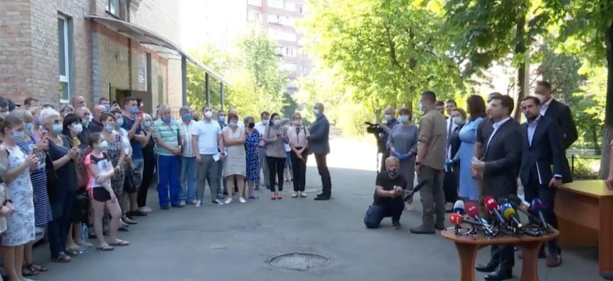 Зеленский вручил ключи от первых 12 квартир семьям пострадавших от взрыва дома в Киеве