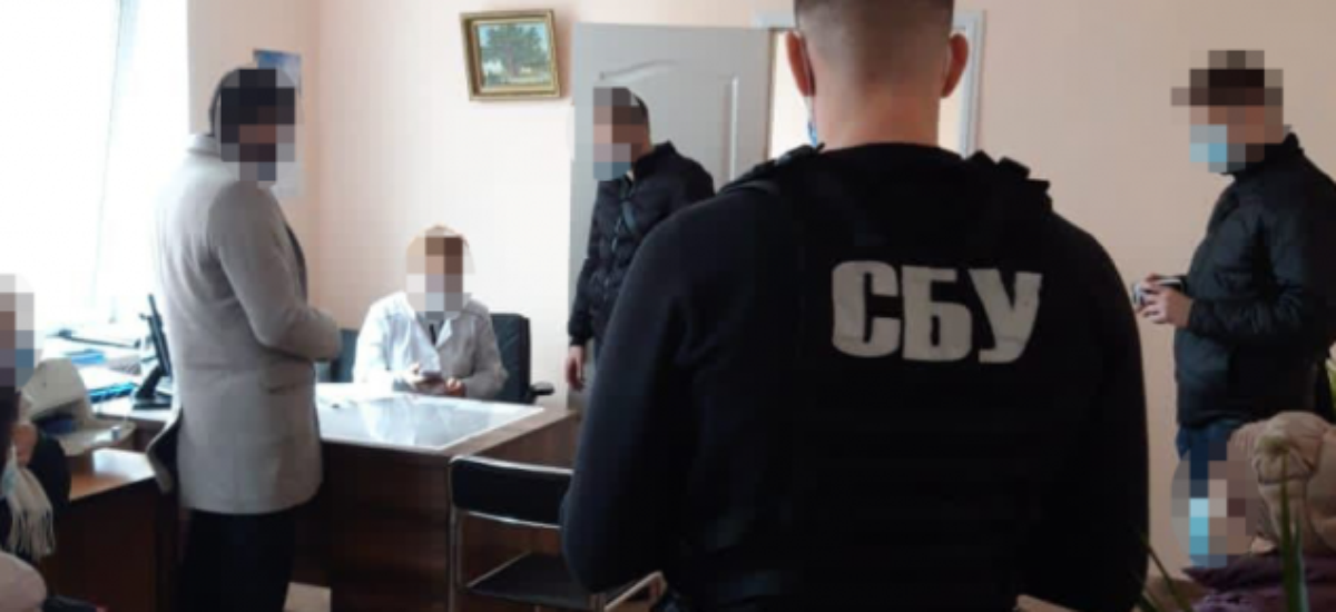 Двох лікарів затримали в Києві на отриманні хабара за привласнення групи інвалідності