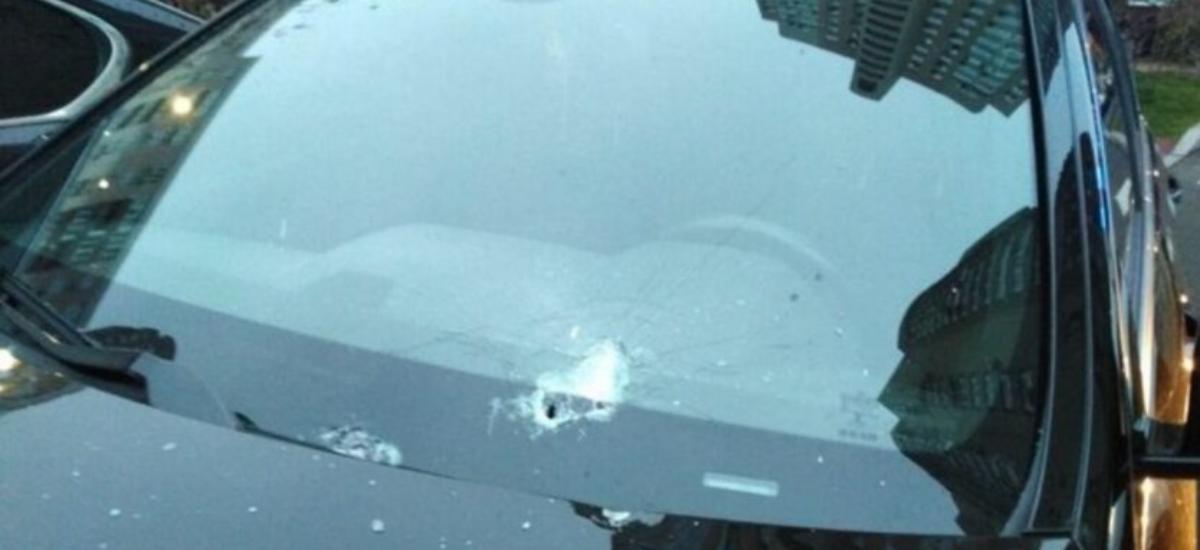 У Києві обстріляли авто з автомата Калашнікова