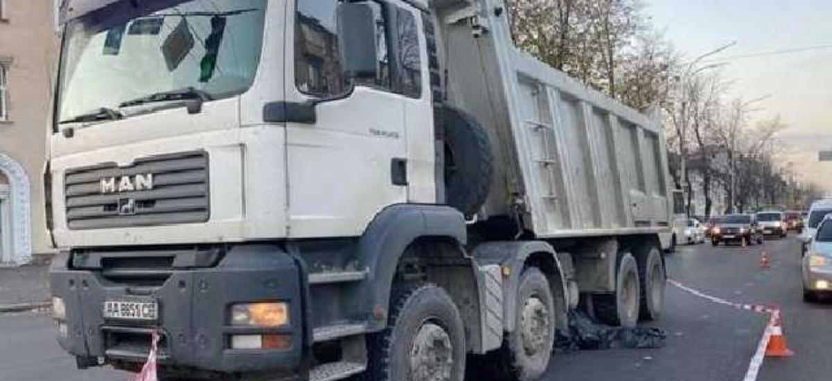 У Києві вантажівка переїхала жінку
