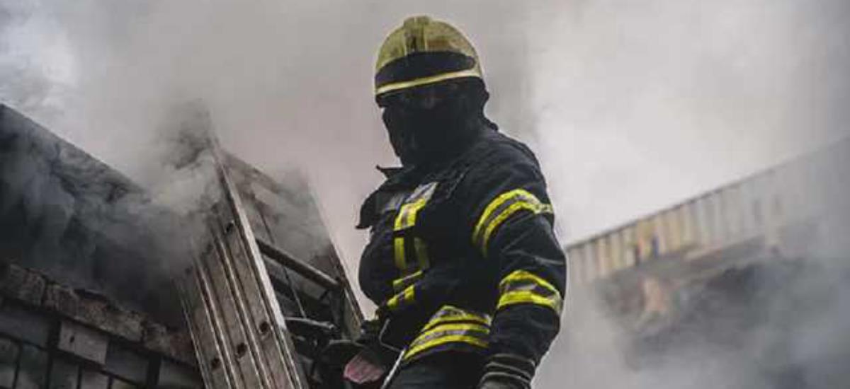 В Киеве во время пожара в металлическом вагончике погибла женщина