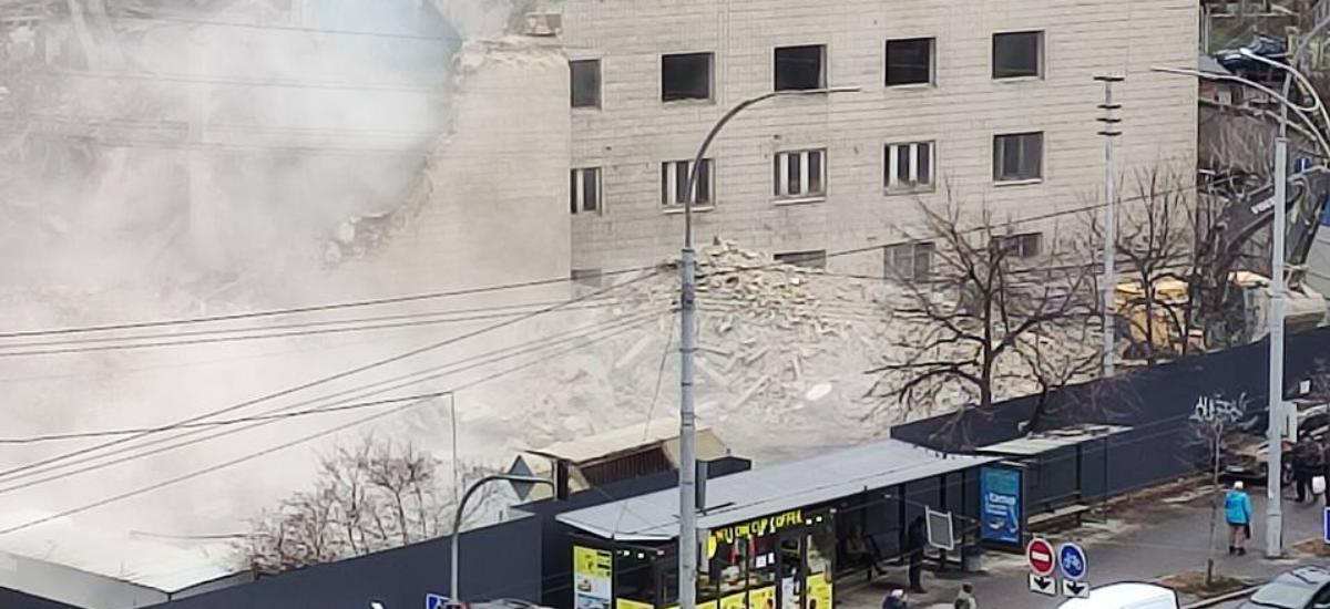 В центре сталици  рушат здание