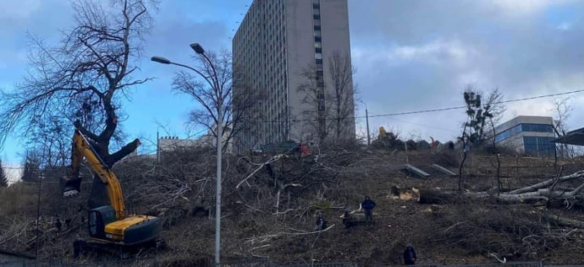 Фирма “Лота-МНВ”, зачищая участок под строительство элитного 29-этажного ЖК, вырубила деревья на склоне Черепановой горы