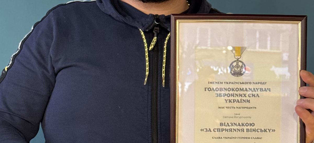 Selcuk Yogurtcuoglu отримав нагороду від Валерія Залужного