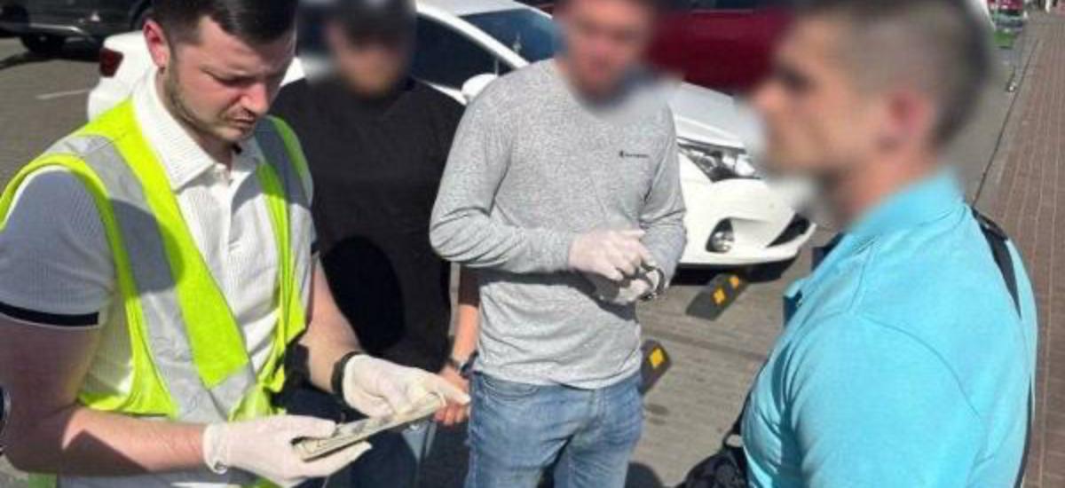 ❗️У Києві затримано чиновника КМДА на хабарі $15 тисяч — «кошти за дитяче футбольне поле»