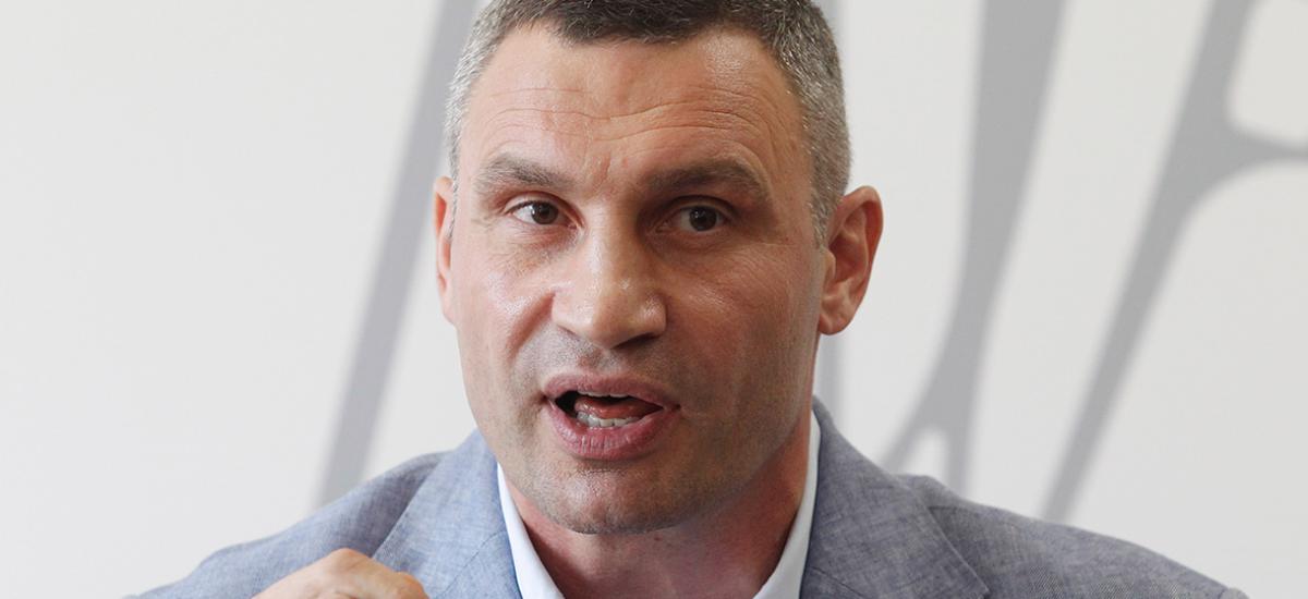 Хірург на засіданні Київради: чому заяви Кличка про «рубання голів» корупціонерам виглядають іронічно на тлі його команди