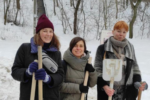 Небайдужі кияни зібрались, аби очистити крижані доріжки неподалік від метро Голосіївська