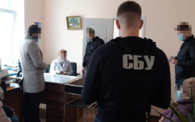 Двох лікарів затримали в Києві на отриманні хабара за привласнення групи інвалідності