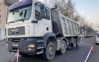 У Києві вантажівка переїхала жінку