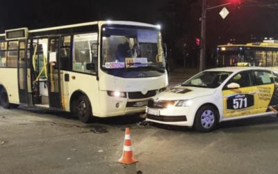 У Києві пасажирський автобус потрапив у аварію