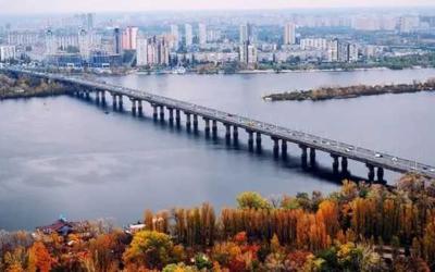 В Киеве демонтировали часть моста Патона