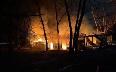 Вночі у Києві на Трухановому острові спалахнула масштабна пожежа