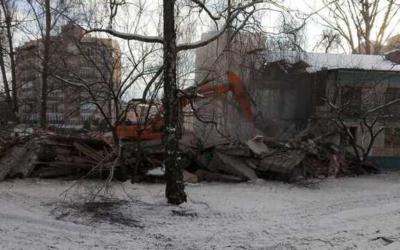 В Киеве начали разрушать общежитие, в котором живут люди