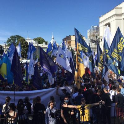 Під Верховною радою мітингують проти закону про вивчення російської мови