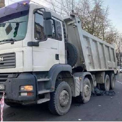 У Києві вантажівка переїхала жінку