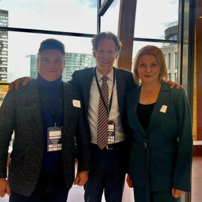 Туризм на крові: як чиновники Києва подорожують світом під час війни