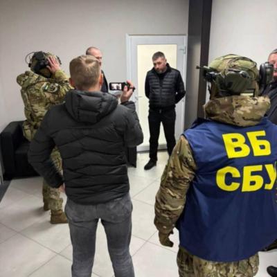 СБУ затримала полковника ПС ЗСУ і начальника управління СБУ на хабарі $320 тис. за укриття розкрадання коштів на аеродроми